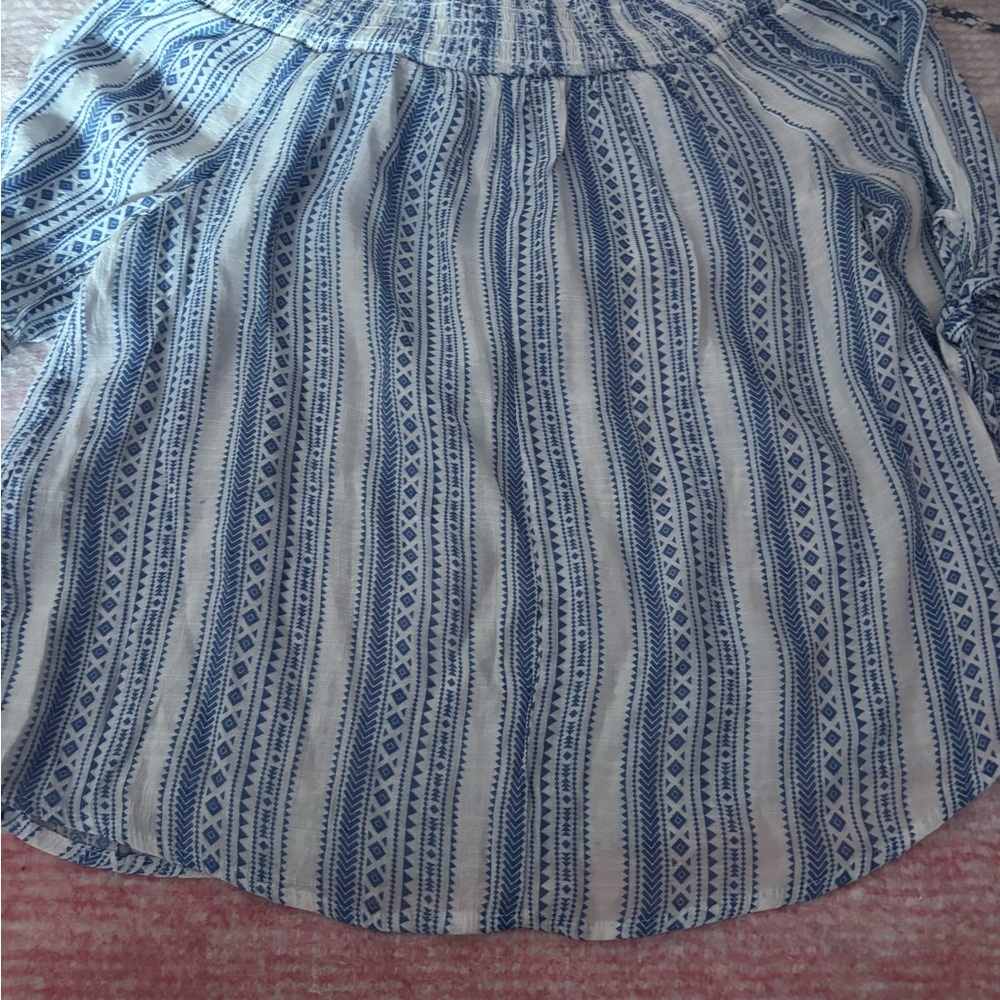 Unique Spectrum Blue and White Patterned Top